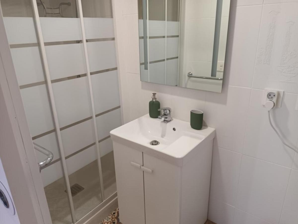Appartement T2 Renove, Centre-Ville Hendaye, Proche Baie, Sans Ascenseur, Balcon, Calme, Wifi Non Inclus - Fr-1-239-850 Luaran gambar